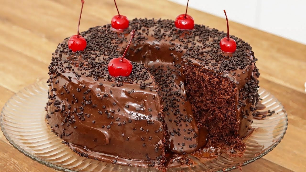 Bolo de exemplo: bolo de chocolate com cerejas.