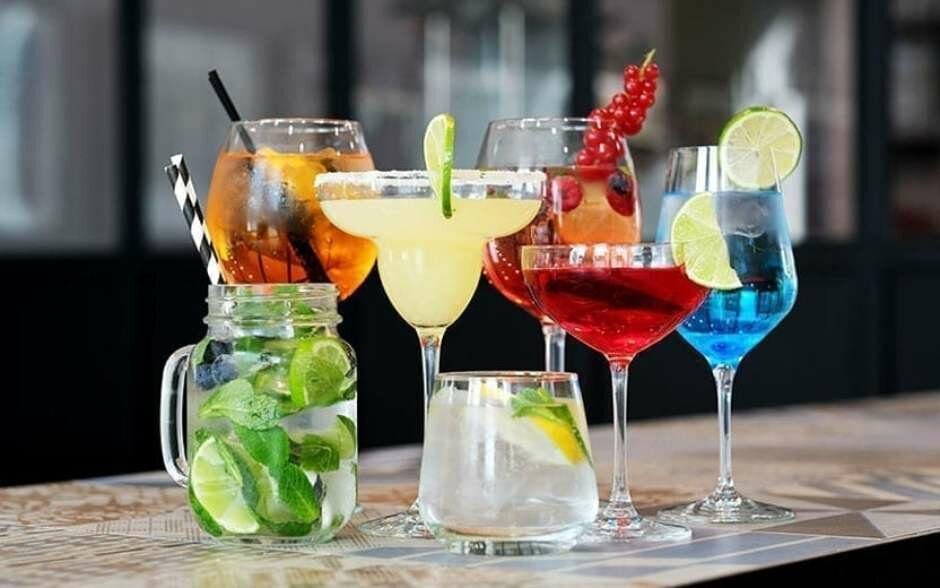 Drinks de exemplo: bebidas de cores azul, vermelho, verde, entre outras.