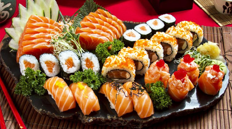 Comidas do exterior de exemplo: comidas japonesas como sushi, salmão, algas, entre outros.