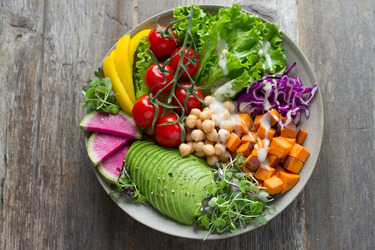 Comida saudável de exemplo: salada com várias verduras, legumes e frutas.